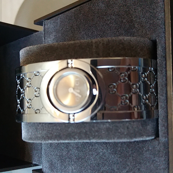 Authentic EUC Gucci Twirl Bangle Watch Swiss Made - Picture 3 of 8